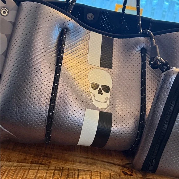 Haute Shore skull tote - Picture 6 of 9